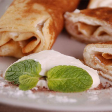 Блинчики с творогом и сметаной