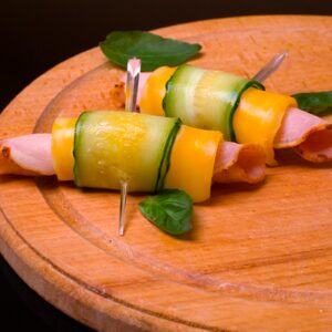 Канапе с балыком и огурцом