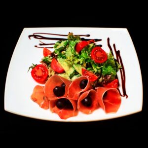 Микс салат с прошуто