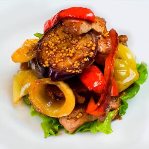 Теплый салат с телятиной и овощами гриль
