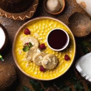 Сырники из кешью с ягодным соусом от Green Food Cafe