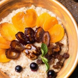 Овсяная каша на кокосовом молоке с сухофруктами от Green Food Cafe