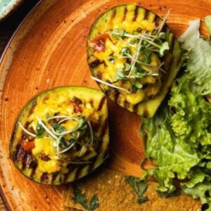 Авокадо на гриле, фаршированный скрэмблом из сыра от Green Food Cafe