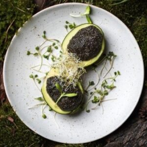 Авокадо, фаршированный икрой из семян чиа от Green Food Cafe