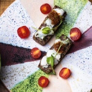 Кокосовое сало на хлебе из киноа и семян чиа от Green Food Cafe
