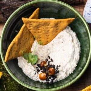 Паштет из лесных грибов с нутовыми крекерами от Green Food Cafe