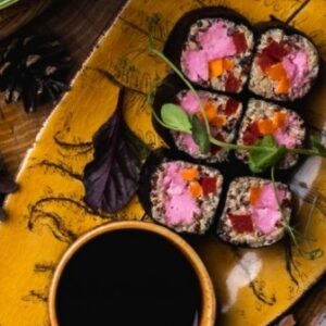 Ролл из киноа с розовым сыром и хрустящими овощами от Green Food Cafe