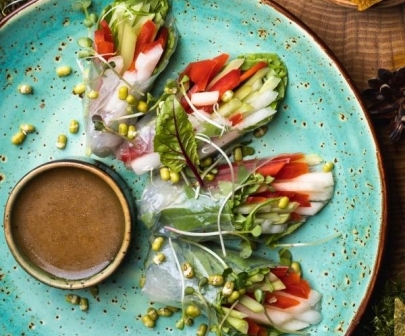 Спринг-ролл с хрустящими овощами и горчично-медовым соусом от Green Food Cafe