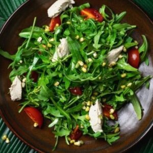 Салат с рукколой, сыром из кешью и молодыми ростками от Green Food Cafe