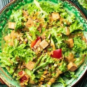 Салат со спаржей и пряным тофу с яблочным чатни от Green Food Cafe