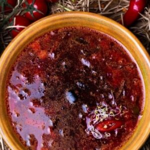 Борщ с фирменным хлебом из киноа и кокосовым салом от Green Food Cafe