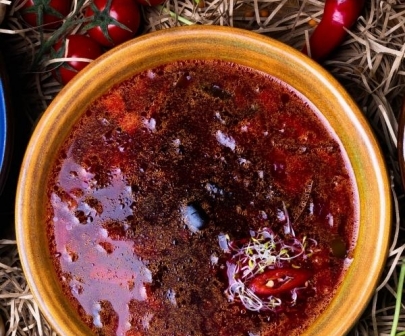 Борщ с фирменным хлебом из киноа и кокосовым салом от Green Food Cafe