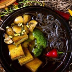 Мисо-суп с гречневой лапшой и пряным тофу от Green Food Cafe