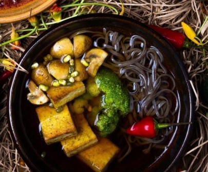 Мисо-суп с гречневой лапшой и пряным тофу от Green Food Cafe