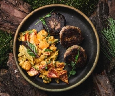 Биточки из черной фасоли с овощами карри от Green Food Cafe