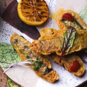 Сыр в листьях нори с соусом «Тартар» и лимоном гриль от Green Food Cafe