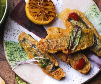 Сыр в листьях нори с соусом «Тартар» и лимоном гриль от Green Food Cafe