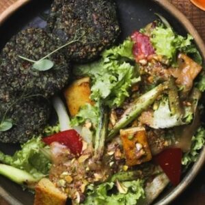 Котлеты из киноа с салатом из спаржи от Green Food Cafe