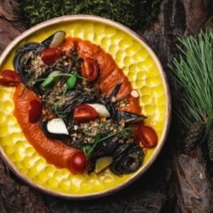 Черная паста в томатном соусе и дробленым миндалем от Green Food Cafe