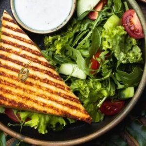 Сэндвич гриль без хлеба с овощным салатом от Green Food Cafe