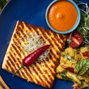 Стейк из адыгейского сыра с овощами карри от Green Food Cafe