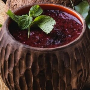 Смузи «Черная смородина с клубникой, бананом и ягодами годжи» от Green Food Cafe