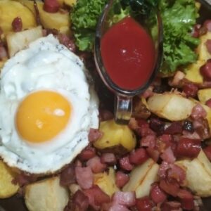 Сковорода с яйцом и шпондером от Кафе «Домашний ресторанчик»