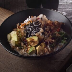 Поке с японским рисом, тунцом и овощами от Гдебургер