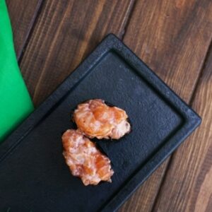 Суши «Гункан спайс лосось» от Sushi Life