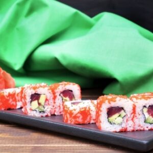 Ролл «Калифорния с тунцом» от Sushi Life