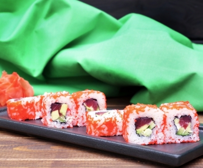 Ролл «Калифорния с тунцом» от Sushi Life