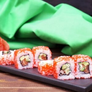 Ролл «Калифорния с лососем» от Sushi Life