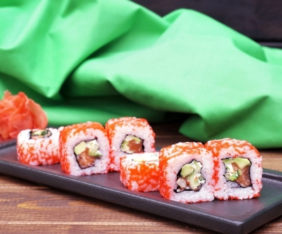 Ролл «Калифорния с лососем» от Sushi Life