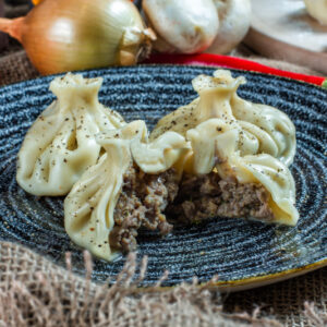 Хинкали с лососем, шпинатом, брынзой и сливками