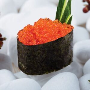 Гункан с лососем и соусом Spicy