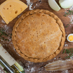 ПИРОГ С БЕЛОЙ РЫБОЙ, ВИННО-ЛИМОННЫМ СОУСОМ И СЫРОМ