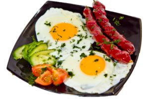 Яичница глазунья с охотничьими колбасками