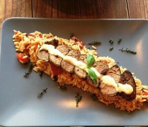 Паста Орзо с пряной свининой и соусом Альфредо