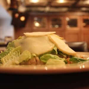 Цезарь с курицей гриль и сыром Скаморца
