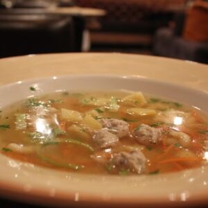 Куриный бульон с фрикадельками, яйцом пашот и пряными гренками